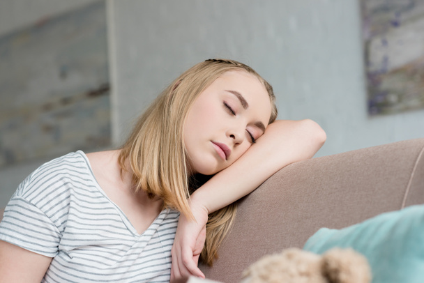 primer plano retrato de adolescente durmiendo mientras está sentado en el sofá
 - Foto, Imagen