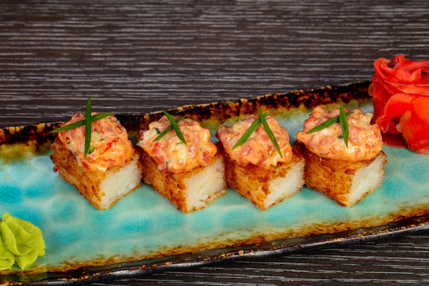 Křupavé rýžové rolka s tuňákem a wasabi - Fotografie, Obrázek