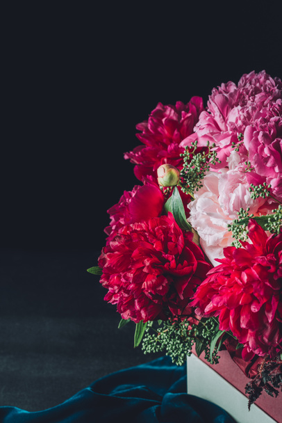 krásná růžová Pivoňka kytice na tmavé látky - Fotografie, Obrázek