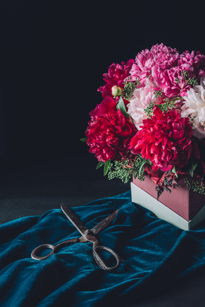 bouquet de fleurs de belles pivoines roses avec des ciseaux sur fond sombre
 - Photo, image