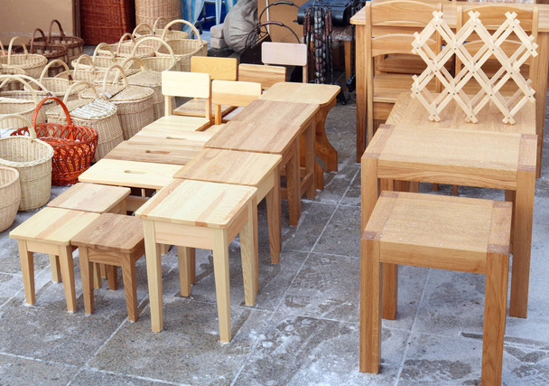 Дерев'яні саморобні стільці та столи продаються на вулиці під час традиційного весняного фаянсу. Заморожений холодний день відкритий постріл
 - Фото, зображення