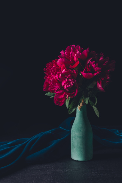 букет розовых пионов в вазе на темном фоне
 - Фото, изображение