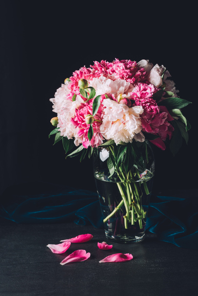 красивый букет розовых пионов в стеклянной вазе на темном фоне
 - Фото, изображение