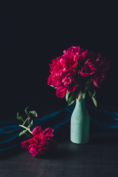 праздничный букет розовых пионов в вазе на темном фоне
 - Фото, изображение