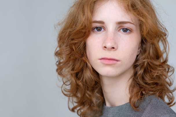 Portré, fiatal, zsenge vöröshajú tizenéves lány látszó-on fényképezőgép hivatalos ruhát visel, egészséges szeplős bőr - Fotó, kép