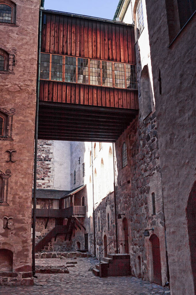 Ahşap köprü Ortaçağ Kalesi Turku Finlandiya ana kalede kuleye birleştirir. - Fotoğraf, Görsel