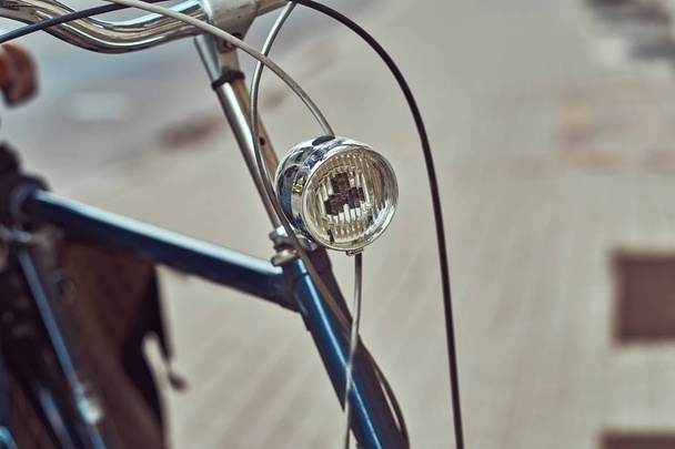 Обрезанное изображение старого ретро-городского велосипеда на улице
. - Фото, изображение