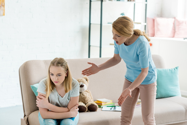 madre enojada gritándole a hija adolescente en casa
 - Foto, Imagen