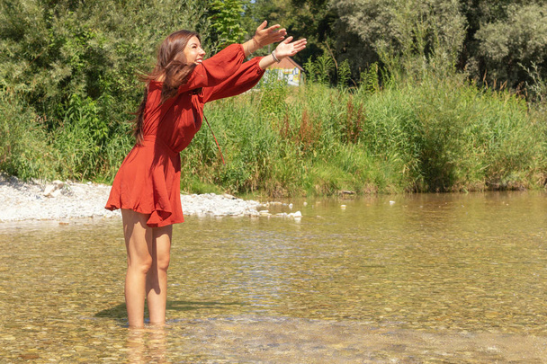 Μια νεαρή γυναίκα απολαμβάνει τον ελεύθερο χρόνο της, δίπλα στον ποταμό Isar στο Μόναχο - Φωτογραφία, εικόνα