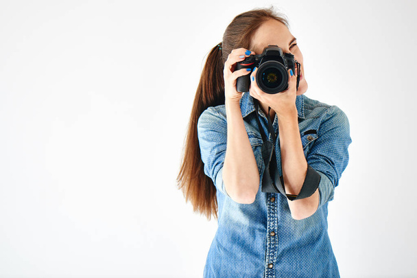 Portrait of a girl photographer on a white background - Foto, afbeelding