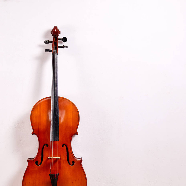 Ancien violoncelle rétro isolé sur fond blanc
 - Photo, image