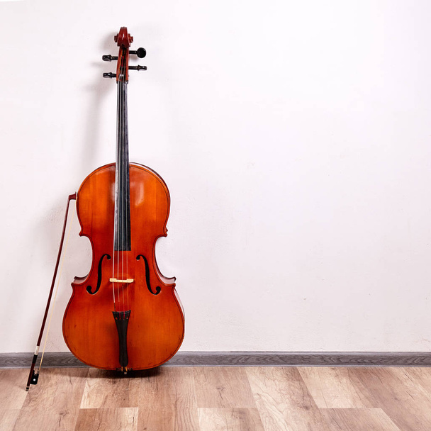 Velho violoncelo retro isolado no fundo branco
 - Foto, Imagem