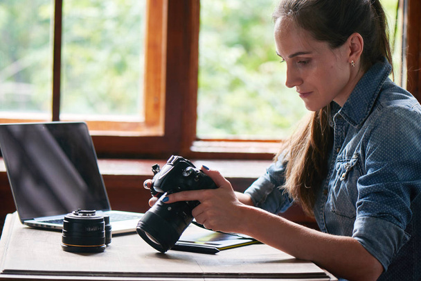 Portrait of a girl photographer working with a computer - Fotó, kép