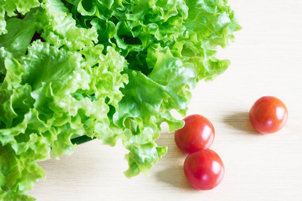Понятие здорового питания. Фон с овощами. Зеленый салат и помидоры
 - Фото, изображение