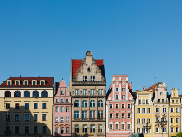 Schöne bunte Fassaden eines antiken Gebäudes in Wroclaw, Polen - Foto, Bild