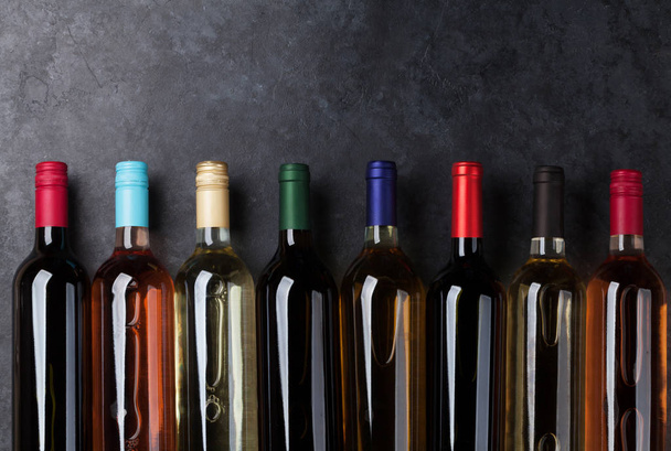 Kırmızı, gül ve beyaz şarap şişeleri. Metin alanı olan üstten görünüm - Fotoğraf, Görsel