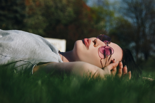 hermosa joven mujer relajándose en la hierba en el parque
 - Foto, imagen