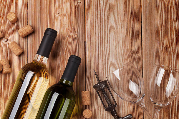Viinipullot ja lasit puupöydällä. Top näkymä tilaa tekstin
 - Valokuva, kuva