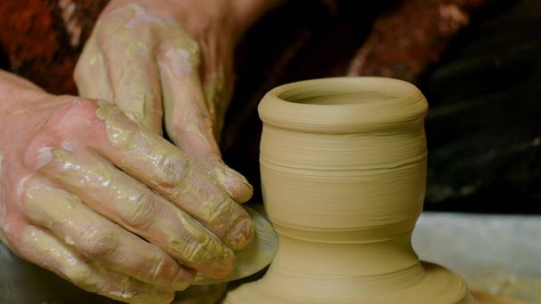Taza de alfarero profesional con herramienta especial en taller de cerámica - Foto, imagen