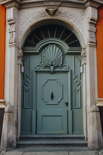старовинні дерев'яні двері європейські будівлі, Вроцлав, Польща - Фото, зображення