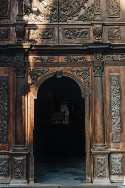 ヴロツワフ、ポーランドの古代木造建築の門 - 写真・画像