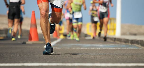 マラソン レース、道ランナーの足 - 写真・画像
