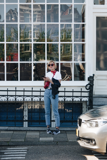 hermosa joven mujer de pie en la calle de Amsterdam, Países Bajos
 - Foto, imagen