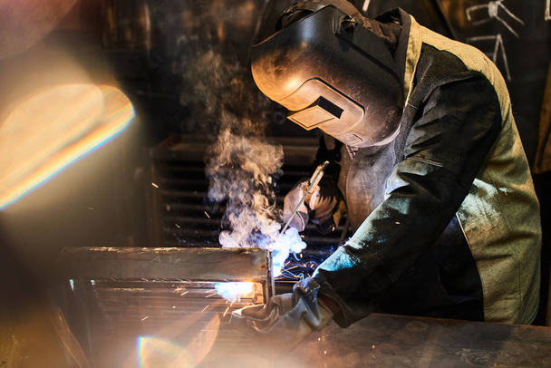 welder in mask welding metal with welding machine  - Zdjęcie, obraz
