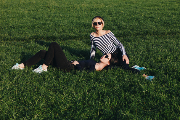 魅力的な若い女性の緑の芝生公園でリラックス - 写真・画像