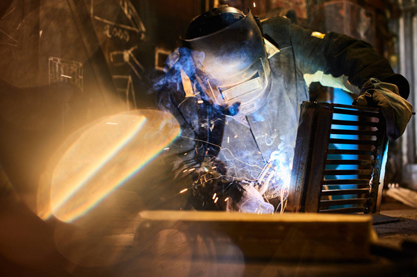 welder in mask welding metal with welding machine  - Fotoğraf, Görsel