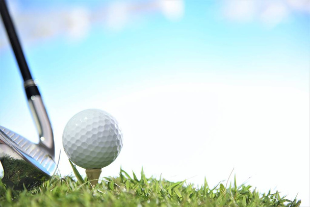 pelota de golf en tee cielo nuboso de fondo para el espacio de copia
 - Foto, Imagen
