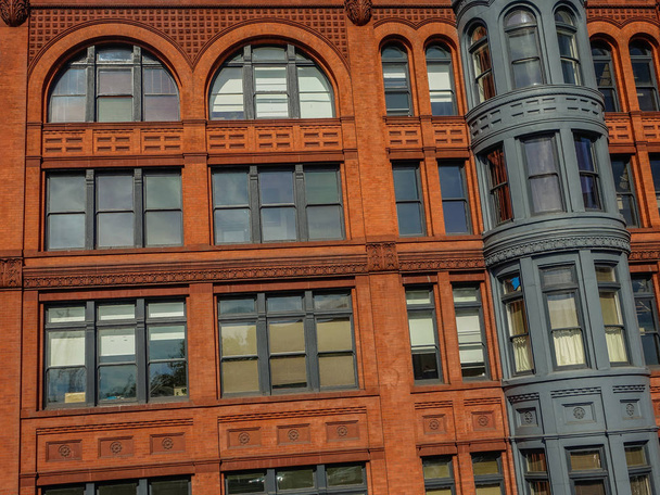 Центр Сиэтла, Вашингтон, США - 5 октября 2015 года: Классический фасад из красного брика винтажной архитектуры со стеклянными окнами и железными конструкциями
 - Фото, изображение