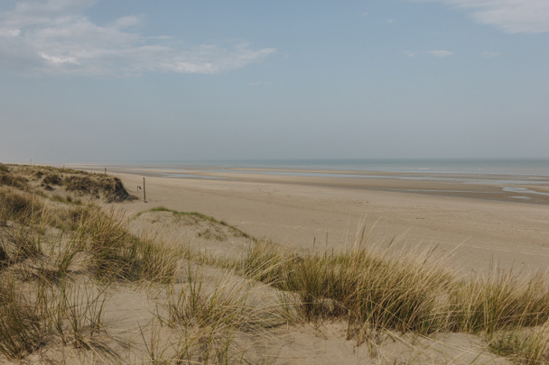 pintoresca toma de arena a orillas del mar, Bray Dunes, Francia
 - Foto, Imagen