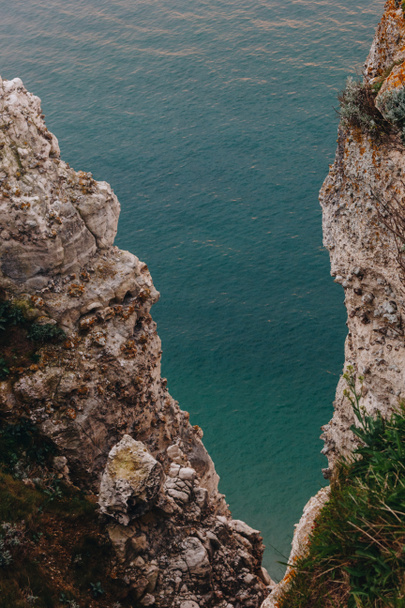 pohled z vysokého úhlu krásné skalnaté útesy s modrým mořem na pozadí, Etretat, Francie - Fotografie, Obrázek