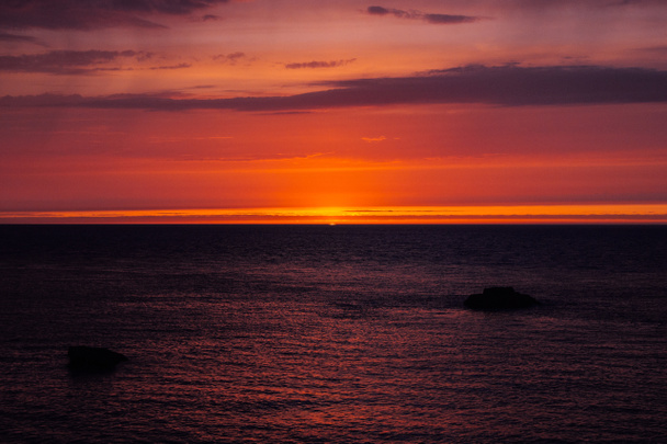 háttérrel, vörös naplemente a tengerre, Etretat, Normandia, Franciaország - Fotó, kép