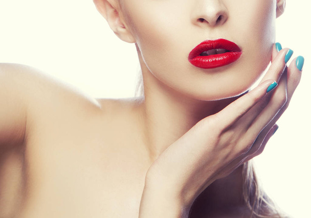 Cropped portrait of woman with red lips and blue nail polish - Foto, Bild