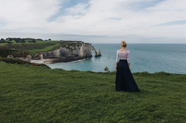 Arkadan Görünüş genç kadının poz görkemli cliff, Etretat, Normandy, Fransa - Fotoğraf, Görsel