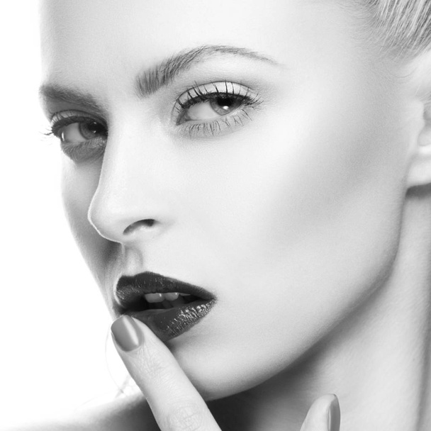 Portrait of woman with dark lips and painted fingernails - Foto, Bild