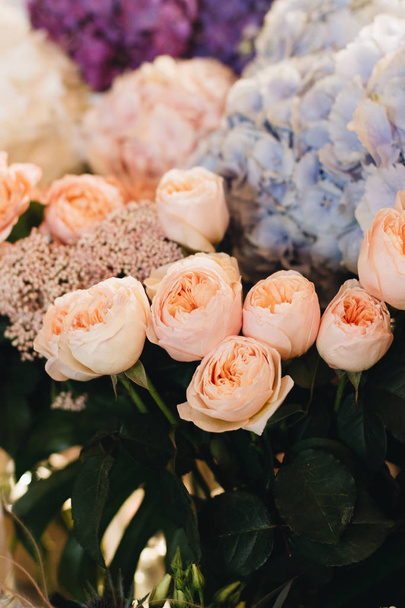piękna wiosna bukiet z przetargu Jaskier różowy kwiaty, eleganckie dekoracje kwiatowe  - Zdjęcie, obraz