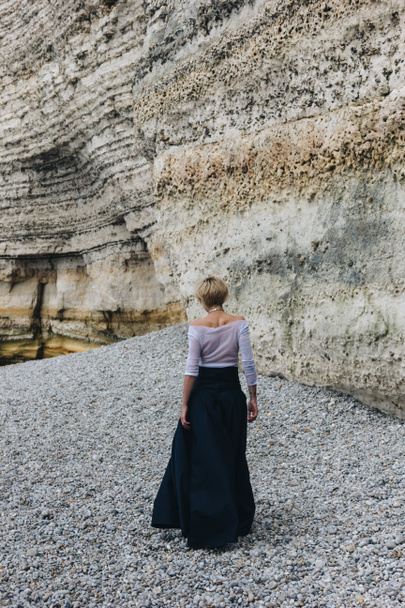 nézet hátulról elegáns lány séta a parton, közeli szikla, Etretat, Normandia, Franciaország - Fotó, kép