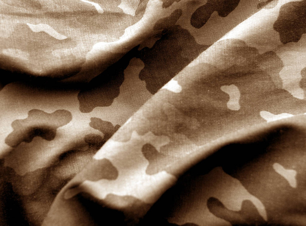 Wojskowy jednolity wzór z efektu rozmycia w brązowy odcień. Tło i tekstura. - Zdjęcie, obraz
