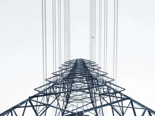 Υψηλής τάσης θέση ισχύος γραμμή βιομηχανία πύργο φόντο μαύρο και άσπρο - Φωτογραφία, εικόνα