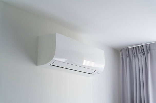 Ar condicionado na parede branca no espaço do quarto do apartamento
. - Foto, Imagem