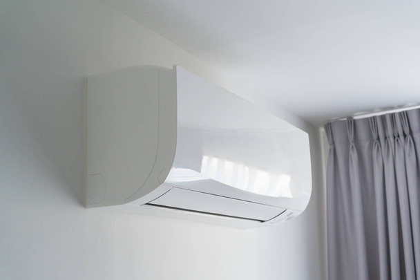 Condizionatore d'aria su parete bianca in appartamento spazio in camera
. - Foto, immagini