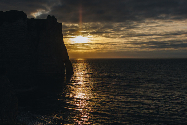 antenni näkymä kauniille auringonlaskulle yli meren, Etretat, Normandy, Ranska
 - Valokuva, kuva