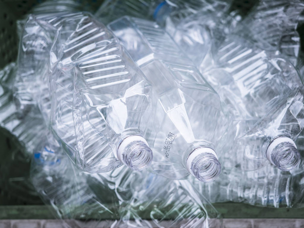 Plastové lahve odpadky Koš prázdný Pet láhev recyklovat ekologie koncept - Fotografie, Obrázek