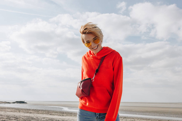 bella ragazza sorridente sulla spiaggia, Saint Michael Mount, Francia
 - Foto, immagini