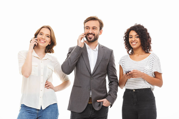白い背景に分離された携帯電話で話している若い民族ビジネス人々 を笑顔のグループ - 写真・画像