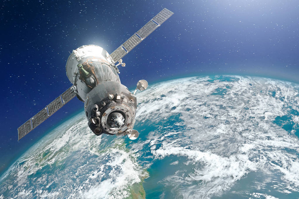 Le vaisseau spatial piloté par des astronautes en orbite autour de la planète Terre est d'une teinte bleu-vert. Éléments de cette image fournis par la NASA
 - Photo, image