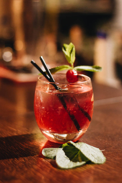 délicieux cocktail avec glaçons et pailles au bar
  - Photo, image
